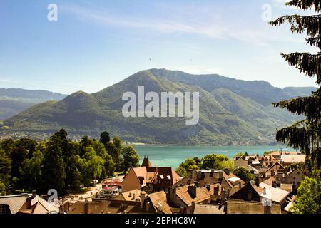 Vue panoramique d'en haut sur la ville et le lac par une journée ensoleillée.Annecy.France. Banque D'Images