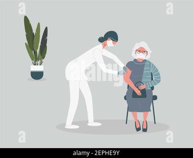 La vaccination du patient par le coronavirus par le médecin.la femme plus âgée dans un masque médical protecteur obtient le greffage du virus. Le thérapeute tient la seringue avec la dose de medici Banque D'Images