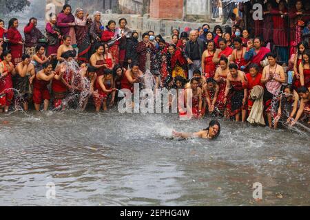 Katmandou, Népal. 27 février 2021. Les dévotés hindous prennent le bain Saint pendant la procession traditionnelle le dernier jour du festival.Shree Swasshani Barta Katha ou Madhav Narayan festival est le mois long festival consacré au jeûne religieux, le bain Saint et les rituels. Les dévotés ont conclu le jeûne d'un mois pour une meilleure vie et prospérité, le festival est dédié à Lord Shiva. Crédit : SOPA Images Limited/Alamy Live News Banque D'Images