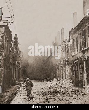 Un soldat solitaire dans les ruines de Cambrai, dans le département du Nord et dans la région des hauts-de-France après la bataille de Cambrai, 1918 (aussi appelée deuxième bataille de Cambrai) qui a eu lieu entre le 8 et le 10 octobre 1918. En raison de l'offensive générale des alliés à travers le front occidental, les défenseurs allemands n'étaient pas préparés au bombardement par 324 chars, étroitement soutenus par l'infanterie et l'avion, et lorsque la 2e Division canadienne est entrée à Cambrai, ils n'ont rencontré qu'une résistance sporadique et légère. Banque D'Images