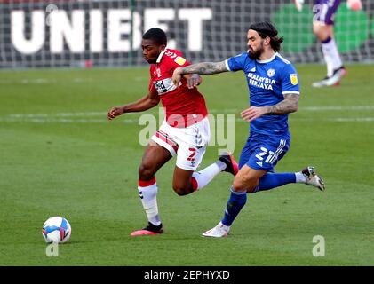 Anfernee Dijksteel de Middlesbrough (à gauche) et Marlon Pack de Cardiff City se battent pour le ballon lors du match du championnat Sky Bet au stade Riverside, à Middlesbrough. Date de la photo: Samedi 27 février 2021. Banque D'Images