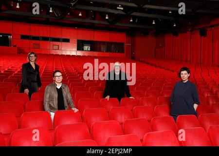 Berlin, Allemagne. 27 février 2021. Jasmila Zbanic (l-r), Ildiko Enyedi, Gianfranco Rosi et Adina Pintilie, quatre membres du jury du 71e Festival International du film se présentent dans la salle de cinéma vide du Berlinale Palast, le lieu principal où les films de la Berlinale sont projetés. Les deux autres membres du jury, M.Rasoulof et N.Lapid, ne peuvent assister en personne aux réunions du jury à Berlin. Le jury annoncera les prix du festival de cette année le 5 mars 2021. Crédit : Markus Schreiber/AP POOL/dpa/Alay Live News Banque D'Images