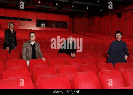 Berlin, Allemagne. 27 février 2021. Jasmila Zbanic (l-r), Ildiko Enyedi, Gianfranco Rosi et Adina Pintilie, quatre membres du jury du 71e Festival International du film se présentent dans la salle de cinéma vide du Berlinale Palast, le lieu principal où les films de la Berlinale sont projetés. Les deux autres membres du jury, M.Rasoulof et N.Lapid, ne peuvent assister en personne aux réunions du jury à Berlin. Le jury annoncera les prix du festival de cette année le 5 mars 2021. Crédit : Markus Schreiber/AP POOL/dpa/Alay Live News Banque D'Images