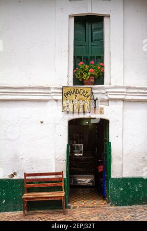 ville vieille de 500 ans. Chemin de porte vide, boulangerie, café, la chapelle située dans le vieux bâtiment traditionnel vert et or. Plaza de Bolívar, Tunja, Boyaca, Col Banque D'Images