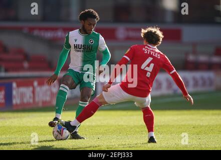 Mahlon Romeo de Millwall (à gauche) et Callum Styles de Barnsley en action lors du match de championnat Sky Bet à Oakwell, Barnsley. Date de la photo: Samedi 27 février 2021. Banque D'Images