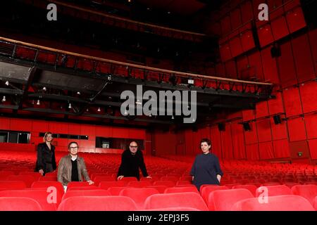 27 février 2021, Berlin: Jasmila Zbanic (l-r), Ildiko Enyedi, Gianfranco Rosi et Adina Pintilie, quatre membres du jury du 71e Festival International du film se présentent dans la salle de cinéma vide du Palast Berlinale, le lieu principal où les films de la Berlinale sont projetés. Les deux autres membres du jury, M.Rasoulof et N.Lapid, ne peuvent assister en personne aux réunions du jury à Berlin. Le jury annoncera les prix du festival de cette année le 5 mars 2021. Photo: Markus Schreiber/AP POOL/dpa Banque D'Images