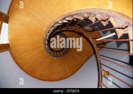 Escalier en colimaçon avec marches en bois dans la maison Banque D'Images