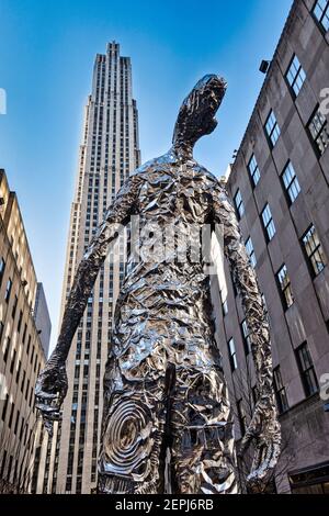 « Looking up » est une sculpture de Tom Friedman et est une installation au Rockefeller Center, New York, États-Unis Banque D'Images