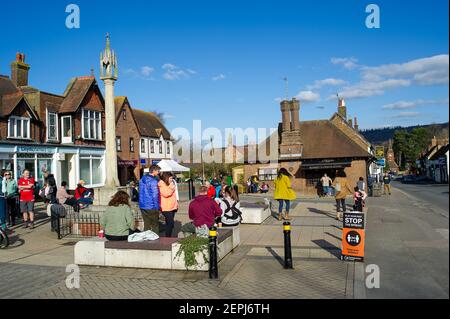 Wendover, Buckinghamshire, Royaume-Uni. 27 février 2021. C'était une journée chargée à Wendover aujourd'hui, pendant un autre week-end de confinement de Covid-19, alors que le soleil faisait entrer les gens dans les villes et les villages autour de Buckinghamshire. Crédit : Maureen McLean/Alay Live News Banque D'Images