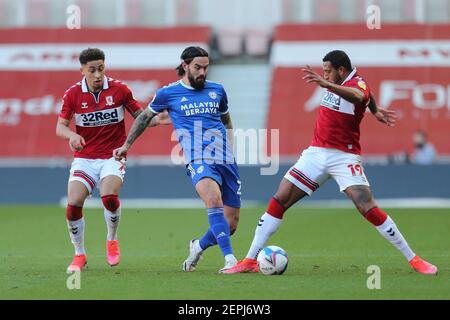 MIDDLESBROUGH, ANGLETERRE. 27 FÉVRIER le Pack Marlon de Cardiff City en action avec Nathaniel Mendez-Laing de Middlesbrough lors du match de championnat Sky Bet entre Middlesbrough et Cardiff City au stade Riverside, Middlesbrough, le samedi 27 février 2021. (Credit: Mark Fletcher | MI News) Credit: MI News & Sport /Alay Live News Banque D'Images