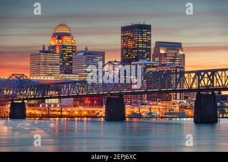 Louisville, Kentucky, États-Unis, vue sur la rivière au crépuscule. Banque D'Images