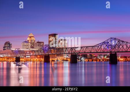 Louisville, Kentucky, États-Unis, vue sur la rivière au crépuscule. Banque D'Images