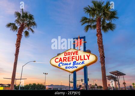 Las Vegas, Nevada, USA à l'arrière de la bienvenue à Las Vegas Sign vous rappelant de conduire avec prudence et à bientôt. Banque D'Images