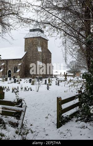 SOUTHEND-ON-SEA, ESSEX, Royaume-Uni - 10 FÉVRIER 2021 : vue extérieure de l'église paroissiale Sainte-Marie-la-Vierge à North Shoebury en hiver avec de la neige au sol Banque D'Images