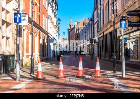 L'accès à Cross Street dans le centre-ville de Reading est bloqué par une ligne de cônes de trafic orange. Banque D'Images