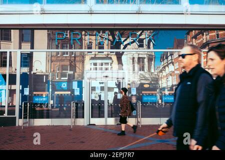 Les gens se promène devant le magasin Primark de Broad Street à Reading, au Royaume-Uni, où le coronavirus est fermé au confinement national. Banque D'Images