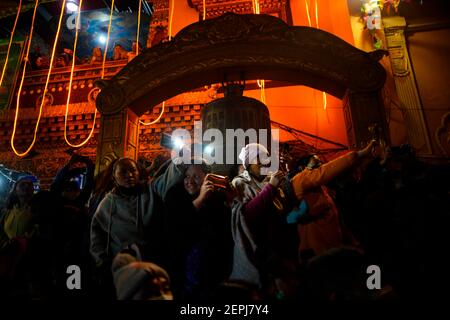 Katmandou, Népal. 27 février 2021. Les gens regardent une procession de chars autour de la Boudhanath Stupa pendant le festival de Mamla à l'intérieur du site du patrimoine mondial de l'UNESCO à Katmandou, au Népal, le samedi 27 février 2021. Crédit: Skanda Gautam/ZUMA Wire/Alay Live News Banque D'Images