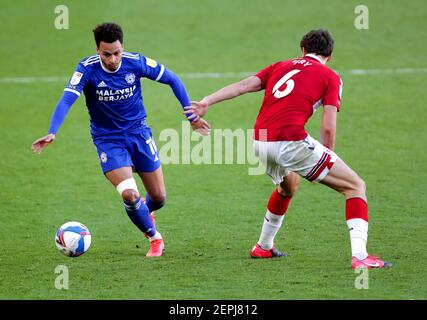 Josh Murphy (à gauche) de Cardiff City et DAEL Fry de Middlesbrough se battent pour le ballon lors du championnat Sky Bet au stade Riverside, à Middlesbrough. Date de la photo: Samedi 27 février 2021. Banque D'Images