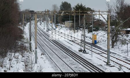 SOUTHEND-ON-SEA, ESSEX, Royaume-Uni - 09 FÉVRIER 2021 : lignes de chemin de fer C2C en hiver avec de la neige au sol Banque D'Images