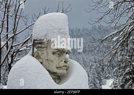 Monument à l'écrivain ukrainien Ivan Franko à Verkhovyna, région d'Ivano-Frankivsk, Ukraine. Sculpteur O. Manelyuk. Créé en 1971 à Banque D'Images