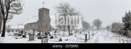 SOUTHEND-ON-SEA, ESSEX, Royaume-Uni - 07 FÉVRIER 2021 : vue panoramique de l'église de l'Apôtre Saint-André et du cimetière dans le Shoeburyness Banque D'Images