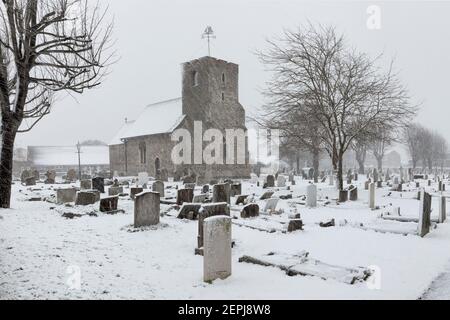 SOUTHEND-ON-SEA, ESSEX, Royaume-Uni - 07 FÉVRIER 2021 : vue de l'église de l'Apôtre Saint-André et du cimetière dans la Shoeburyness Banque D'Images