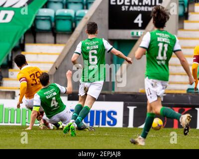 Easter Road, Édimbourg, Royaume-Uni. 27 février 2021. Scottish Premiership football, Hibernian versus Motherwell ; Jordan Roberts de Motherwell marque le but d'ouverture de Motherwell dans la 25ème minute pour 0-1 Credit: Action plus Sports/Alay Live News Banque D'Images