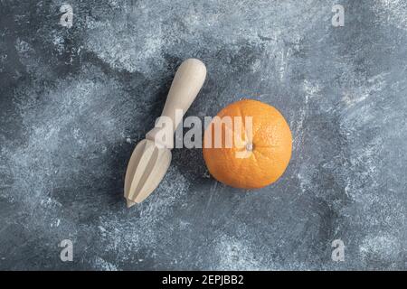 Orange et alésoir en bois sur fond de marbre Banque D'Images