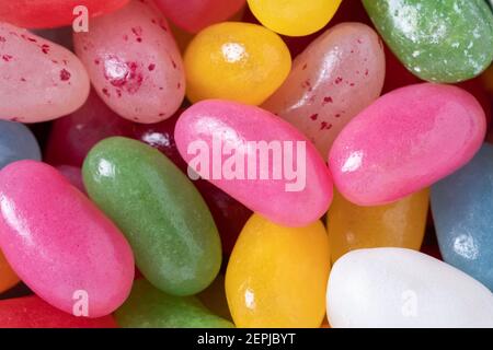 Photo macro plein format de grains de gelée doux. Bonbons colorés aux arômes de fruits mélangés. Délicieux mais malsain. Vue de dessus, gros plan. Banque D'Images