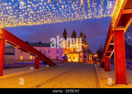 Le pont Bishop Jordan au-dessus de la rivière Cybina et la cathédrale de Poznan au magnifique coucher du soleil, Poznan, Pologne. Banque D'Images