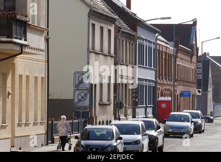 Wittenberge, Allemagne. 25 février 2021. Bâtiments résidentiels et commerciaux dans le centre-ville de Bäckerstraße. Credit: Soeren Stache/dpa-Zentralbild/ZB/dpa/Alay Live News Banque D'Images