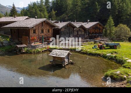 Village pittoresque de chalets en bois Außergschlöss. Vallée alpine d'Innergschlöss. Tauerntal, Matrei en Osttirol, Lienz, Autriche, Europe Banque D'Images