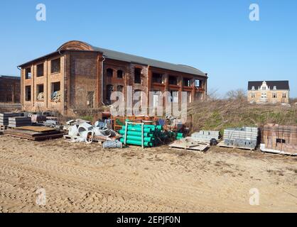 Wittenberge, Allemagne. 25 février 2021. Site avec des bâtiments en briques à côté de l'entrepôt historique sur la promenade d'Elbuferpromenade et la rivière Stepenitz. Credit: Soeren Stache/dpa-Zentralbild/ZB/dpa/Alay Live News Banque D'Images