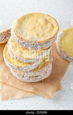 Biscuits Alfajore remplis de caramel. Dessert latino-américain Banque D'Images