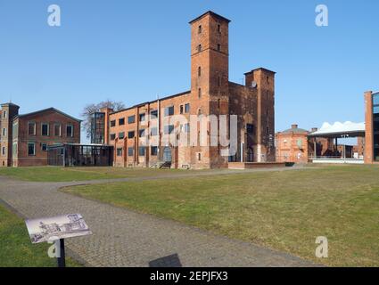 Wittenberge, Allemagne. 25 février 2021. Site avec des bâtiments en briques à côté de l'entrepôt historique sur la promenade d'Elbuferpromenade et la rivière Stepenitz. Credit: Soeren Stache/dpa-Zentralbild/ZB/dpa/Alay Live News Banque D'Images