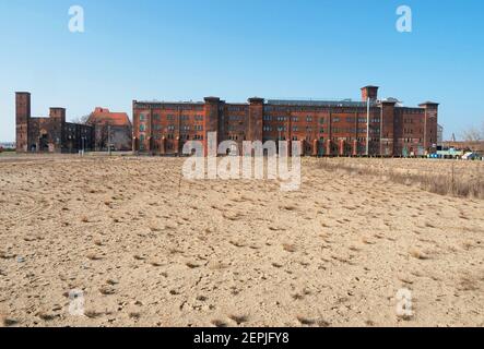 Wittenberge, Allemagne. 25 février 2021. Site avec des bâtiments en briques à côté de l'entrepôt historique sur la promenade d'Elbuferpromenade et la rivière Stepenitz. Credit: Soeren Stache/dpa-Zentralbild/ZB/dpa/Alay Live News Banque D'Images