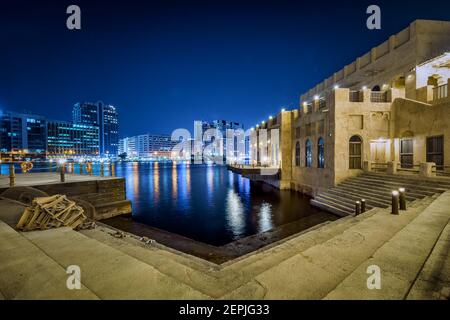 Dubaï, Émirats arabes Unis, 23 novembre 2020 : Al Seef Dubai Creek la nuit. Le transport public par eau relie plusieurs quartiers comme Business Bay et Marina. Banque D'Images