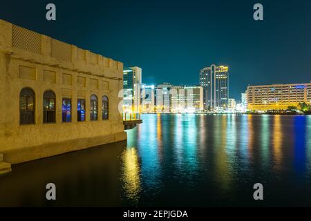 Dubaï, Émirats arabes Unis, 23 novembre 2020 : Al Seef Dubai Creek la nuit. Le transport public par eau relie plusieurs quartiers comme Business Bay et Marina. Banque D'Images