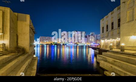 Dubaï, Émirats arabes Unis, 23 novembre 2020 : Al Seef Dubai Creek la nuit. Le transport public par eau relie plusieurs quartiers comme Business Bay et Marina. Banque D'Images