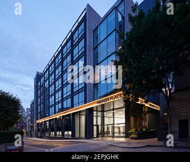 Élévation avant de la place Devonshire au crépuscule. Premier place, City of London, Royaume-Uni. Architecte: Stiff + Trevillion Architects, 2019. Banque D'Images