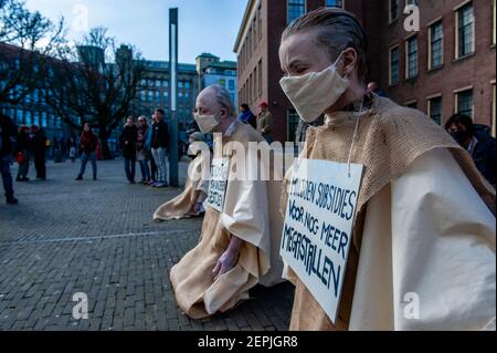 Les Pénitents sont vus à genoux pendant la manifestation.dans le cadre de la campagne de rébellion de printemps de la rébellion d'extinction, un spectacle artistique a eu lieu près du bâtiment de la Chambre des représentants. Les activistes ont réalisé une représentation théâtrale vêtue de pénitents qui repentent les péchés contre la mère Terre, pour protester contre l'inaction des politiciens en matière de politique climatique. Banque D'Images