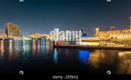 Dubaï, Émirats arabes Unis, 23 novembre 2020 : Al Seef Dubai Creek la nuit. Le transport public par eau relie plusieurs quartiers comme Business Bay et Marina. Banque D'Images