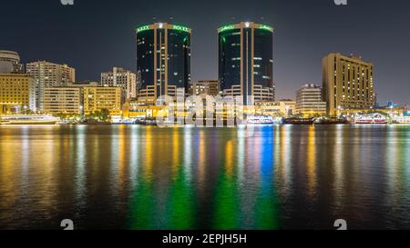 Dubaï, Émirats arabes Unis, 23 novembre 2020 : Al Seef Dubai Creek la nuit. Le transport public par eau relie plusieurs quartiers comme Business Bay et Marina. Banque D'Images