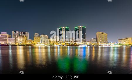 Dubaï, Émirats arabes Unis, 23 novembre 2020 : Al Seef Dubai Creek la nuit. Le transport public par eau relie plusieurs quartiers comme Business Bay et Marina. Banque D'Images