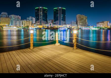 Dubaï, Émirats arabes Unis, 23 novembre 2020 : Al Seef Dubai Creek la nuit. Le transport public par eau relie plusieurs quartiers comme Business Bay et Marina. Banque D'Images