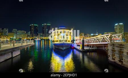 Dubaï, Émirats Arabes Unis, 13 novembre 2020 : vue sur Dubai Creek dans le Vieux Dubaï, dans la zone d'Al Seef. Belle vue sur un yacht amarré avec une réflexion étonnante sur le wat Banque D'Images