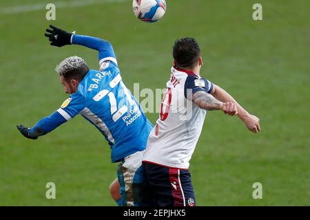 BOLTON, ANGLETERRE, 27 FÉVRIER Barrows Brad Barry est en conflit avec les Boltons Anthoni Sarcevic lors du match Sky Bet League 2 entre Bolton Wanderers et Barrow au stade Reebok, à Bolton, le samedi 27 février 2021. (Credit: Chris Donnelly | MI News) Credit: MI News & Sport /Alay Live News Banque D'Images