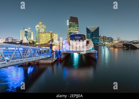 Dubaï, Émirats Arabes Unis, 13 novembre 2020 : vue sur Dubai Creek dans le Vieux Dubaï, dans la zone d'Al Seef. Belle vue sur un yacht amarré avec une réflexion étonnante sur le wat Banque D'Images