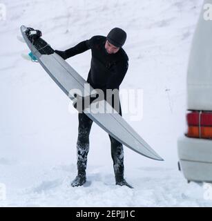 Surfeur d'hiver voyageant en monospace Banque D'Images