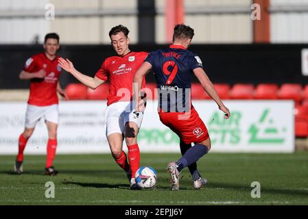 Crewe, Royaume-Uni. 27 février 2021. Ryan Wintle de Crewe Alexandra (l) a l'air de passer devant Charlie Wyke de Sunderland. EFL Skybet football League One Match, Crewe Alexandra v Sunderland au stade Alexandra de Crewe, Cheshire, le samedi 27 février 2021. Cette image ne peut être utilisée qu'à des fins éditoriales. Utilisation éditoriale uniquement, licence requise pour une utilisation commerciale. Aucune utilisation dans les Paris, les jeux ou les publications d'un seul club/ligue/joueur. photo par Chris Stading/Andrew Orchard sports Photography/Alamy Live News crédit: Andrew Orchard sports Photography/Alamy Live News Banque D'Images